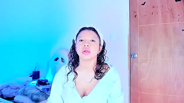 Emily Coper18 online show from 17, 5, 2026