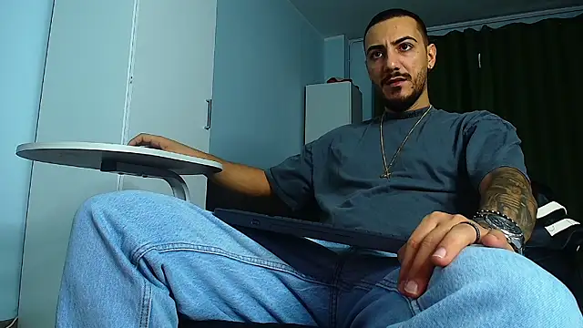 Snapshot of AndrewBanner chatting on 2, 10, 2025 AndrewBanner online show from 2, 10, 2025