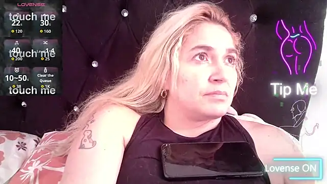 Izury Blondee online show from 4, 11, 2025