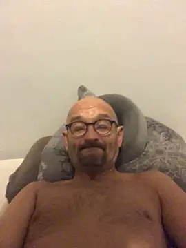 Snapshot of henfri chatting on 19, 10, 2025 henfri online show from 19, 10, 2025