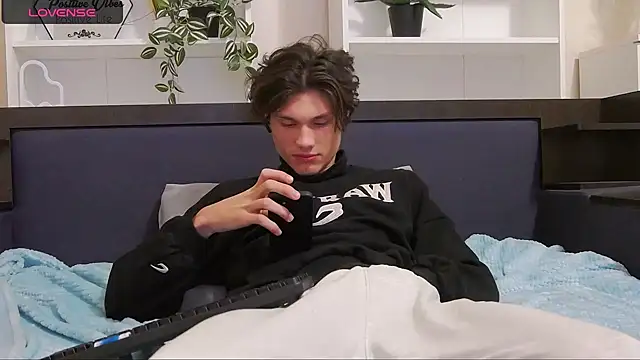 Snapshot of CalvinCay chatting on 7, 12, 2024 CalvinCay online show from 7, 12, 2024