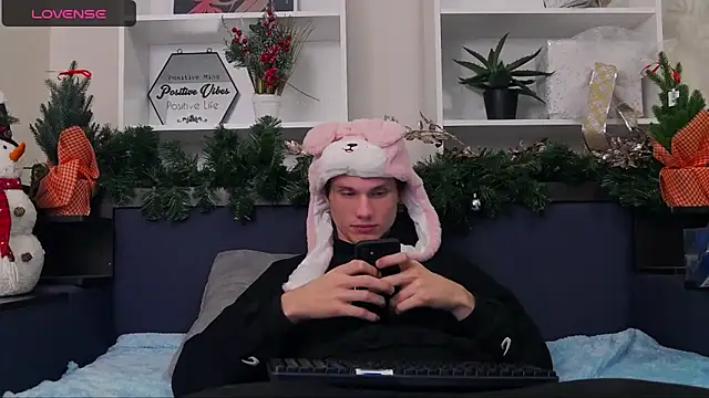 Snapshot of CalvinCay chatting on 11, 12, 2024 CalvinCay online show from 11, 12, 2024