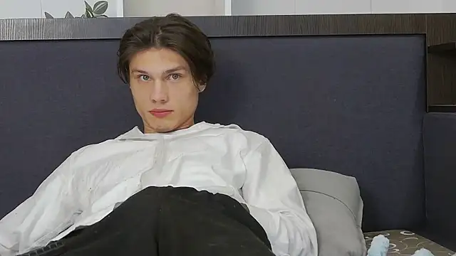 Snapshot of CalvinCay chatting on 4, 1, 2025 CalvinCay online show from 4, 1, 2025