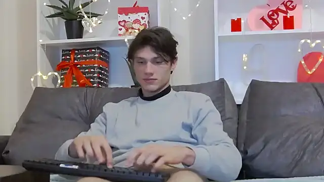 Snapshot of CalvinCay chatting on 6, 2, 2025 CalvinCay online show from 6, 2, 2025