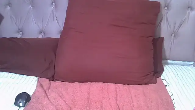 Snapshot of SweetMellowX1 chatting on 9, 9, 2025 SweetMellowX1 online show from 9, 9, 2025