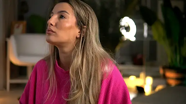 Snapshot of KellyMathews chatting on 3, 10, 2025 KellyMathews online show from 3, 10, 2025