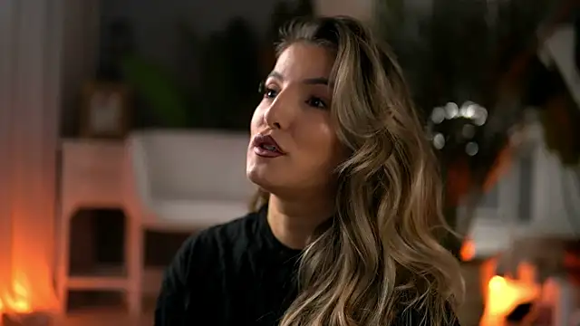 Snapshot of KellyMathews chatting on 14, 10, 2025 KellyMathews online show from 14, 10, 2025