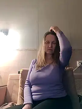 Snapshot of Evelina_cute chatting on 2, 2, 2025 Evelina cute online show from 2, 2, 2025