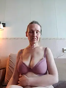 Snapshot of Evelina_cute chatting on 11, 9, 2025 Evelina cute online show from 11, 9, 2025