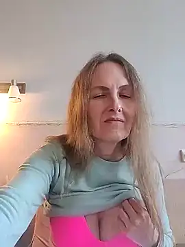 Snapshot of Evelina_cute chatting on 5, 10, 2025 Evelina cute online show from 5, 10, 2025