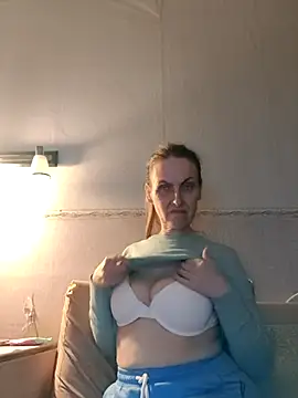 Snapshot of Evelina_cute chatting on 7, 10, 2025 Evelina cute online show from 7, 10, 2025