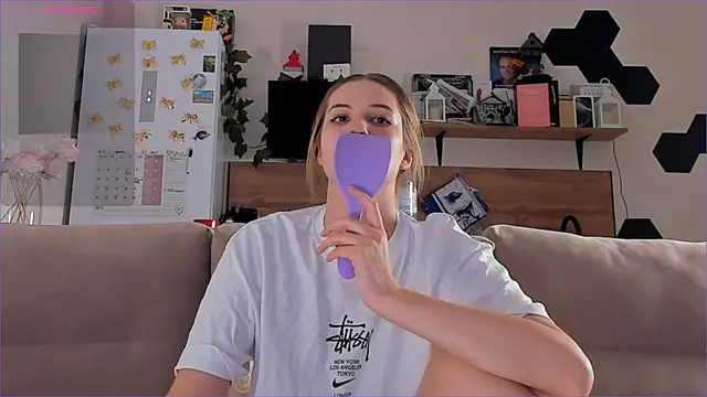 Girl alone home online show from 21, 11, 2025