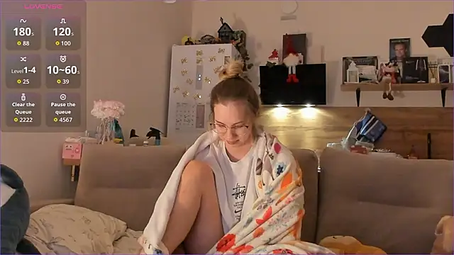 Girl alone home online show from 15, 1, 2026