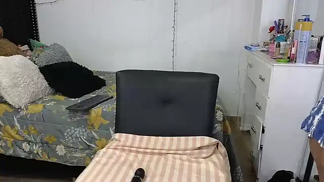 Snapshot of charlotte_077 chatting on 25, 11, 2025 charlotte 077 online show from 25, 11, 2025