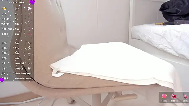 laura-hills18 online show from 1, 10, 2025