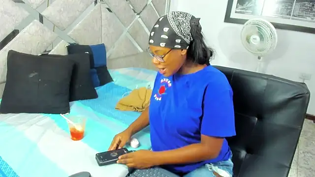 Snapshot of EvaxEmma chatting on 24, 4, 2026 EvaxEmma online show from 24, 4, 2026