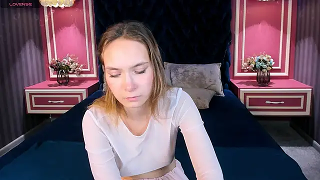 Snapshot of LinaVolberg chatting on 2, 10, 2025 LinaVolberg online show from 2, 10, 2025