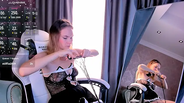 Snapshot of LinaVolberg chatting on 14, 11, 2025 LinaVolberg online show from 14, 11, 2025