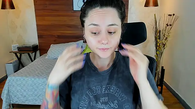 Snapshot of KatherineBond chatting on 1, 3, 2025 KatherineBond online show from 1, 3, 2025