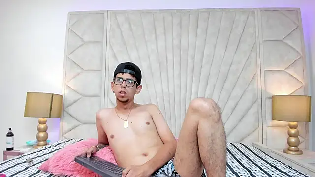 Derek and Skarlet online show from 1, 3, 2025