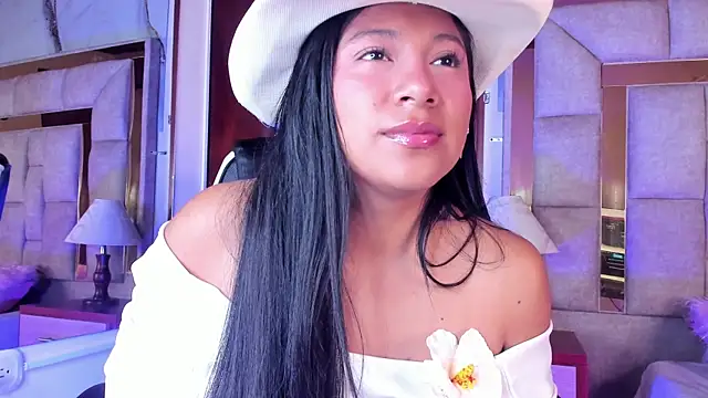 Snapshot of LinnaGardenia chatting on 21, 12, 2025 LinnaGardenia online show from 21, 12, 2025