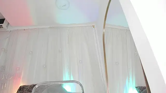 Snapshot of Petite_Lucie chatting on 4, 1, 2025 Petite Lucie online show from 4, 1, 2025