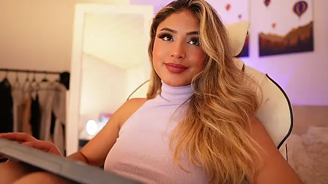 SaraParisi online show from 11, 1, 2025