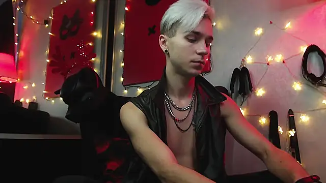 Joseph  Quinn online show from 22, 12, 2024