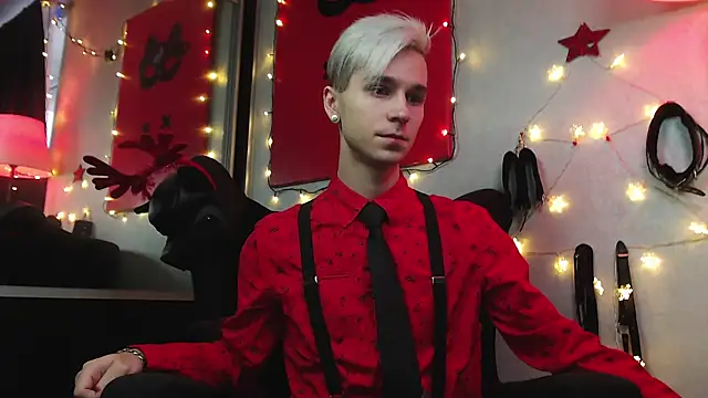 Joseph  Quinn online show from 25, 12, 2024