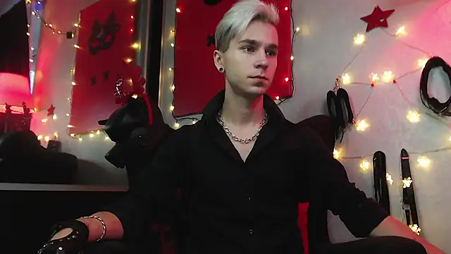 Joseph  Quinn online show from 26, 12, 2024