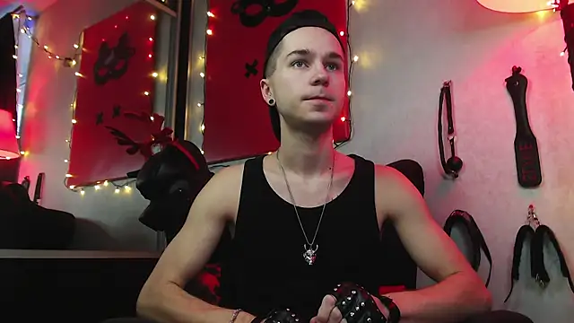 Joseph  Quinn online show from 8, 1, 2025