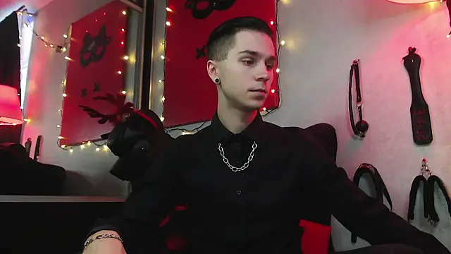 Joseph  Quinn online show from 12, 1, 2025