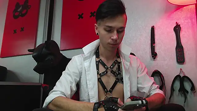 Joseph  Quinn online show from 12, 3, 2025