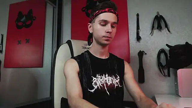 Joseph  Quinn online show from 19, 9, 2025