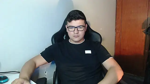 Snapshot of Plug_Control chatting on 18, 12, 2025 Plug Control online show from 18, 12, 2025