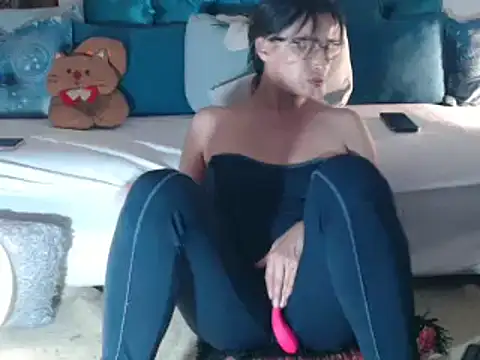 Snapshot of velvet_lips01 chatting on 16, 12, 2025 velvet lips01 online show from 16, 12, 2025