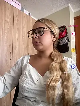 Snapshot of Miabonnett_ chatting on 8, 5, 2026 Miabonnett online show from 8, 5, 2026