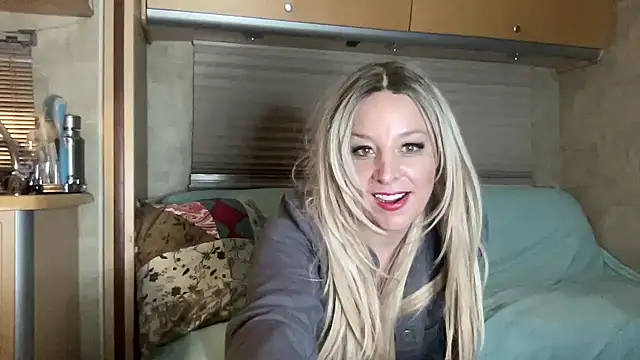 Snapshot of MonroeLoves chatting on 15, 12, 2025 MonroeLoves online show from 15, 12, 2025