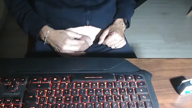 Snapshot of Adri_gard chatting on 8, 11, 2025 Adri gard online show from 8, 11, 2025