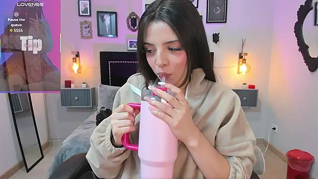 Charlotte  Benett online show from 7, 10, 2025