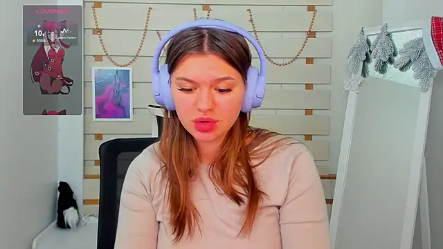 Josephine Kiss online show from 2, 1, 2025