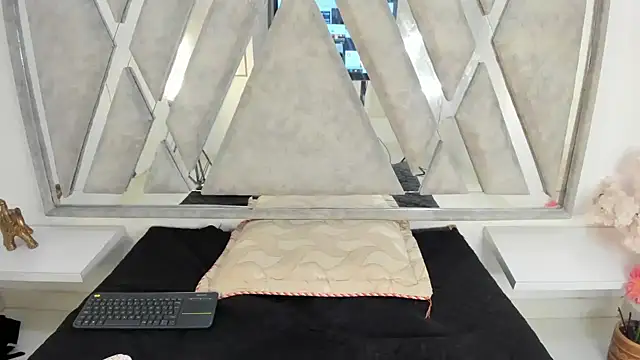 Danna 777  online show from 1, 2, 2025