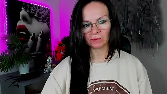 HelenLuxx online show from 10, 4, 2026