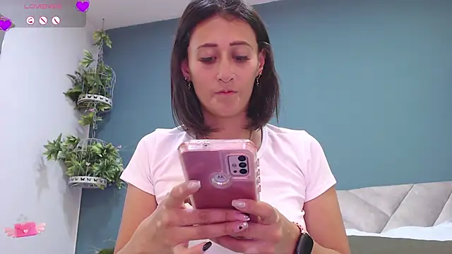 Snapshot of SharisWillian chatting on 8, 2, 2025 SharisWillian online show from 8, 2, 2025