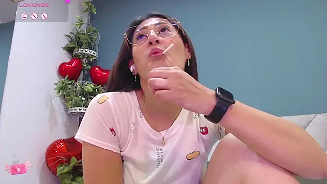 Snapshot of SharisWillian chatting on 11, 3, 2025 SharisWillian online show from 11, 3, 2025