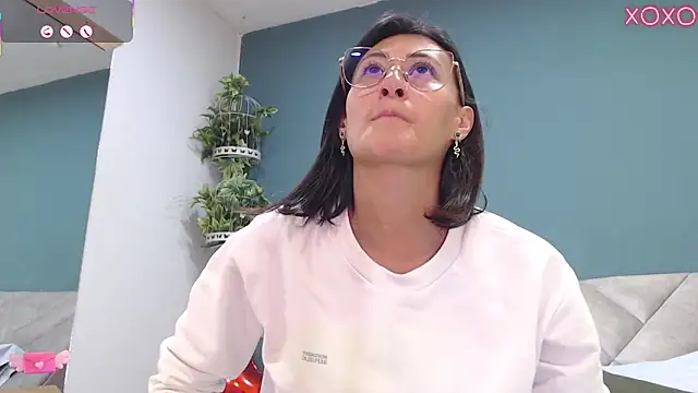 Snapshot of SharisWillian chatting on 10, 9, 2025 SharisWillian online show from 10, 9, 2025