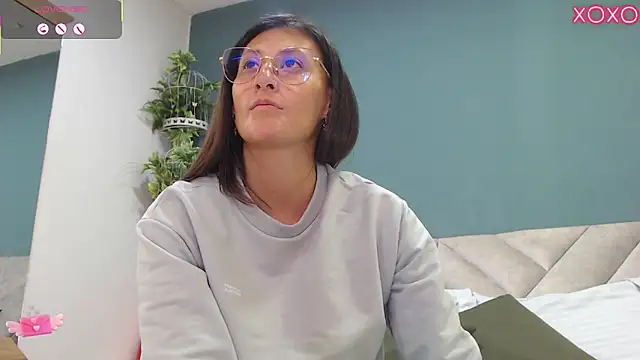 Snapshot of SharisWillian chatting on 11, 9, 2025 SharisWillian online show from 11, 9, 2025