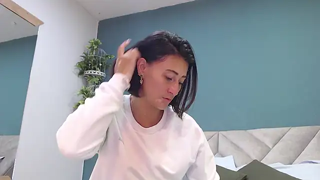 Snapshot of SharisWillian chatting on 1, 10, 2025 SharisWillian online show from 1, 10, 2025