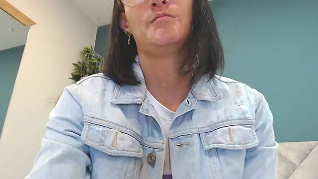 Snapshot of SharisWillian chatting on 13, 5, 2026 SharisWillian online show from 13, 5, 2026