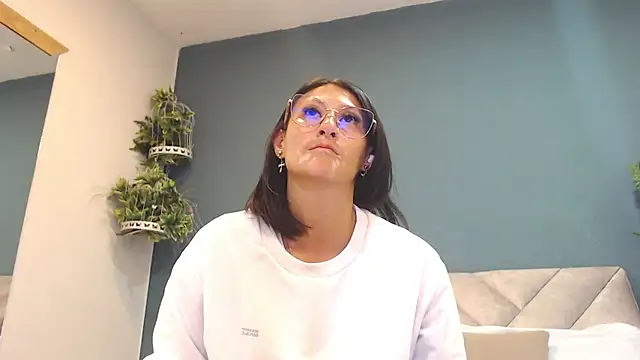 Snapshot of SharisWillian chatting on 15, 5, 2026 SharisWillian online show from 15, 5, 2026
